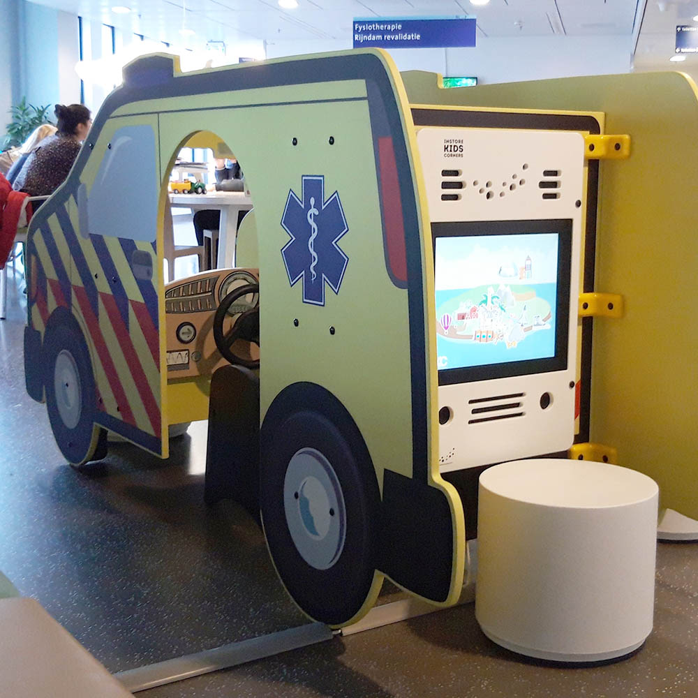 Op deze afbeelding staat een custom speelsysteem geplaatst in een wachtkamer van een ziekenhuis