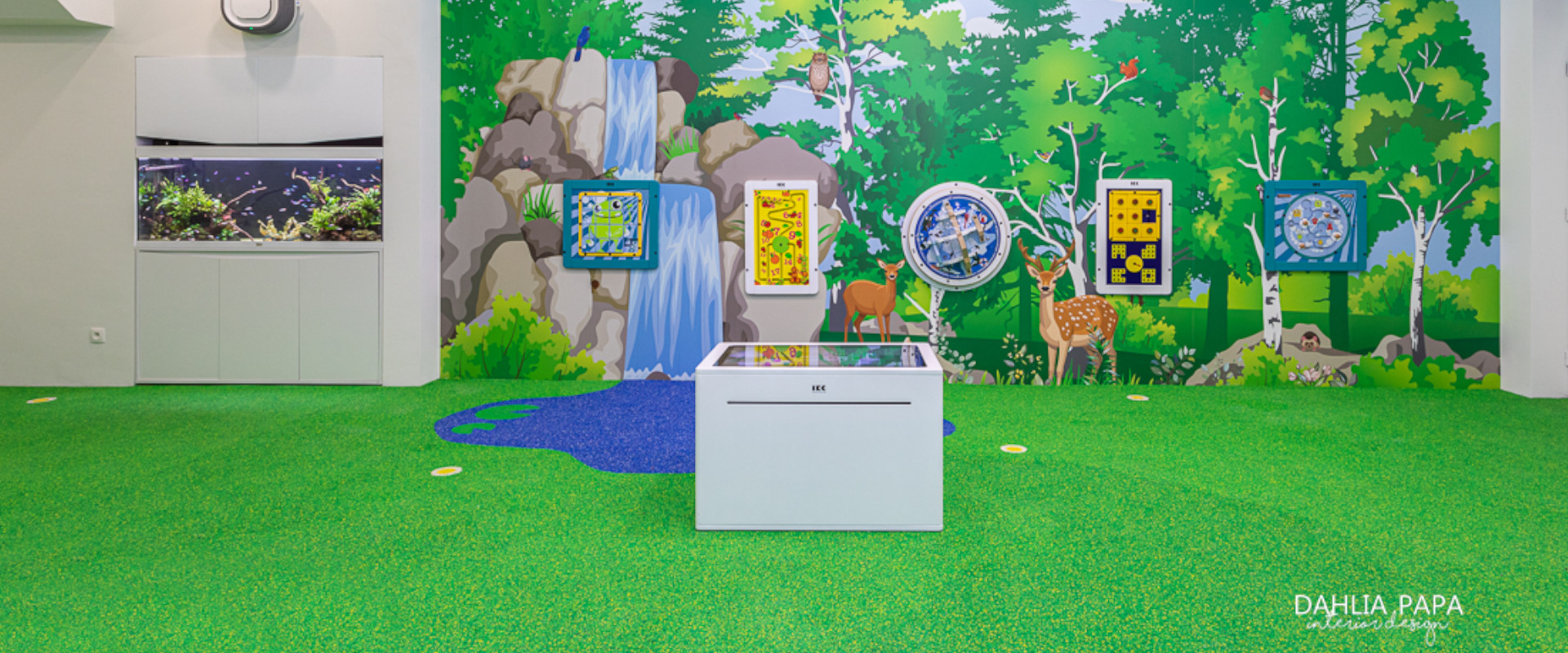 basisschool met wandspellen en spelcomputer