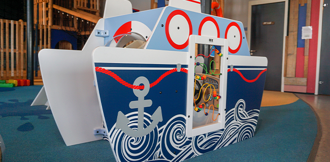IKC play kinderspeelhoek speelruimte met speelsysteem en wandspellen kinderen