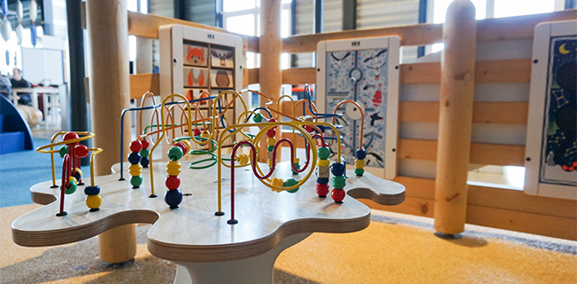 IKC play kralentafel voor kinderen en wandspellen in een kinderspeelhoek