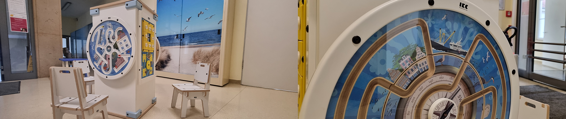 Interactieve IKC speeltafel en kinderstoelen in de wachtruimte van Universitätsmedizin Rostock, met speelse wanddecoratie op de achtergrond.
